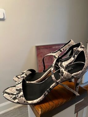 Vaneli snakeskin straps leather heels 8.5